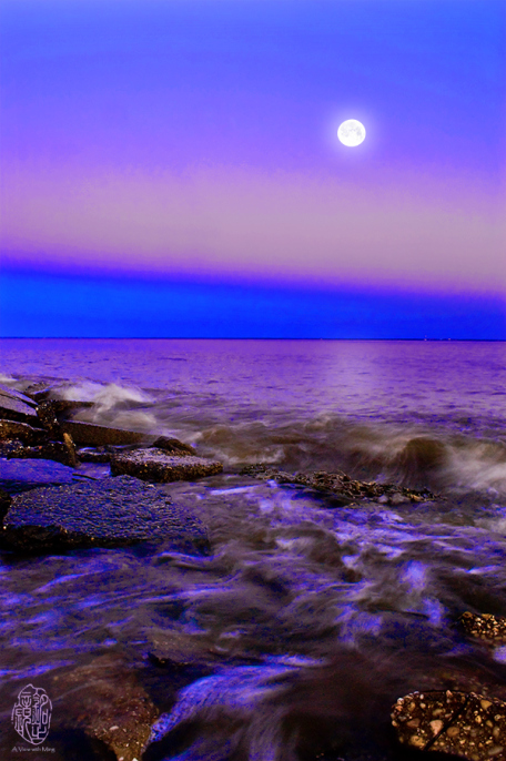MingGullo-moon-the-tide_08-28-12_6880_over-sa-blue